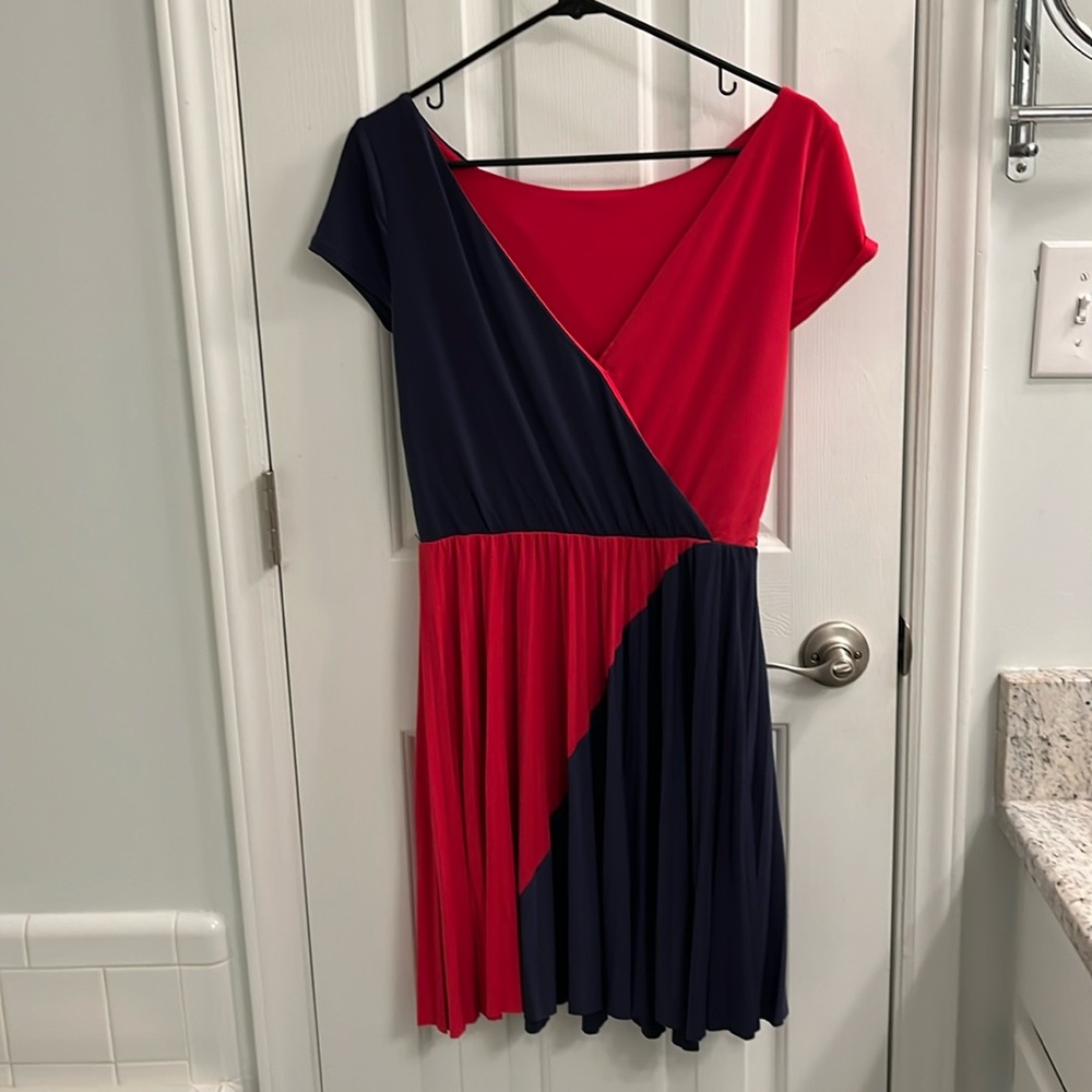 Pleated dress with geometric color details